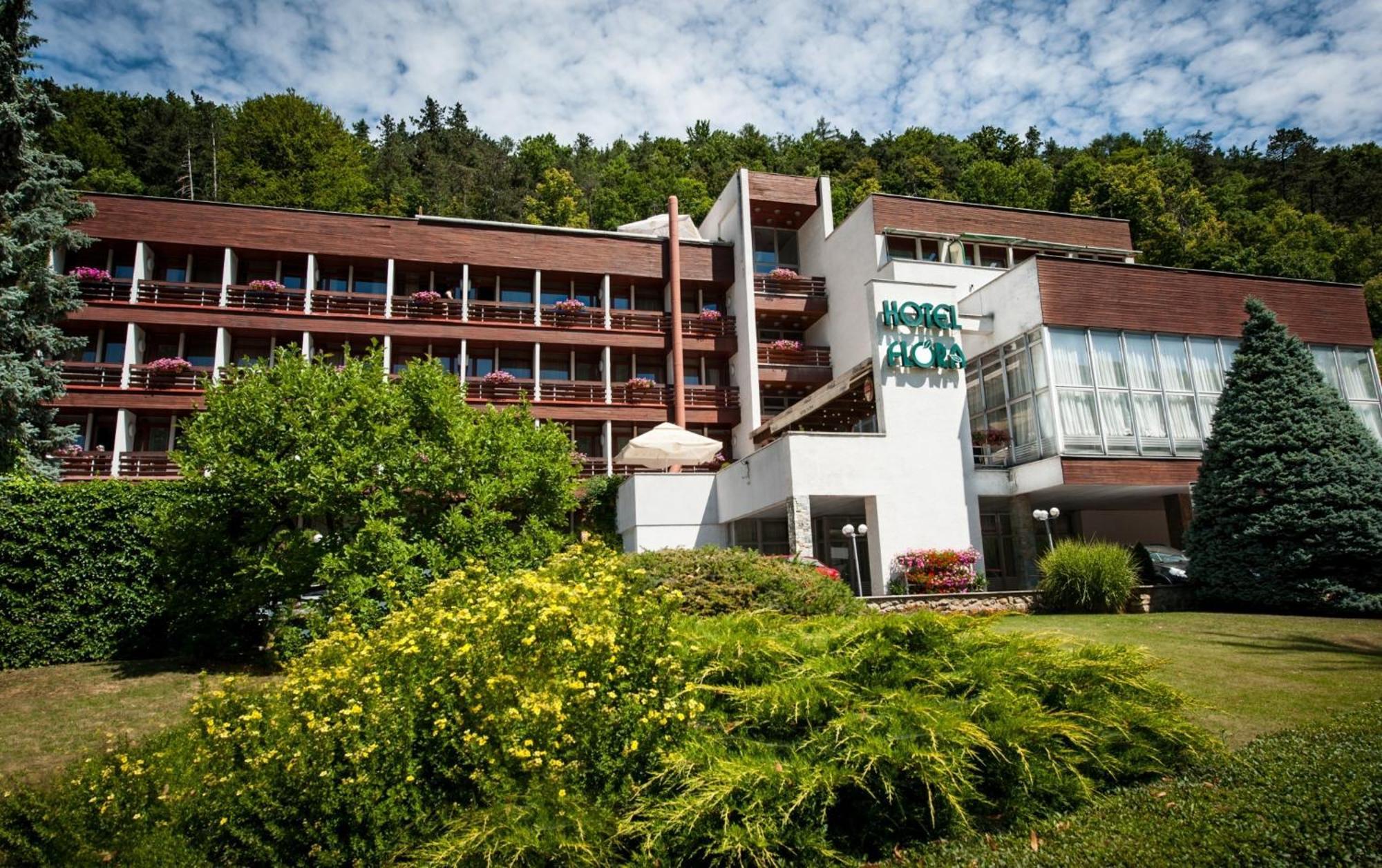 Hotel Flora Trencianske Teplice Exterior photo